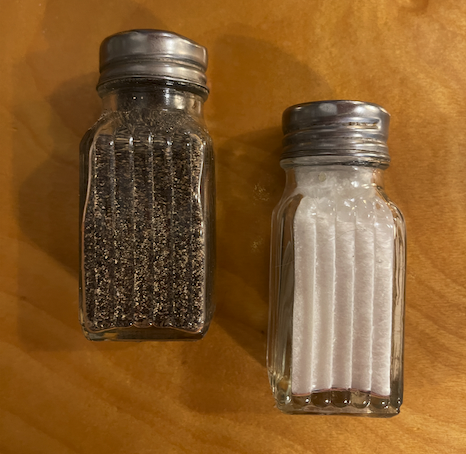 File:Salt-and-pepper-shaker-glass-art-deco.png