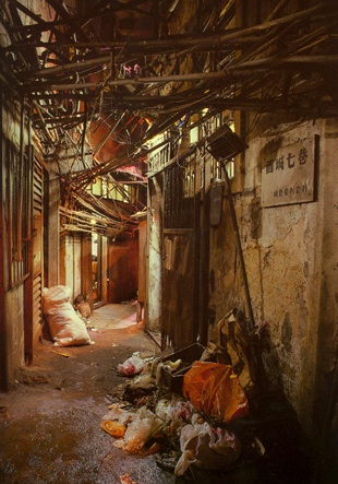 File:Kowloon-walled-city-alley.jpg